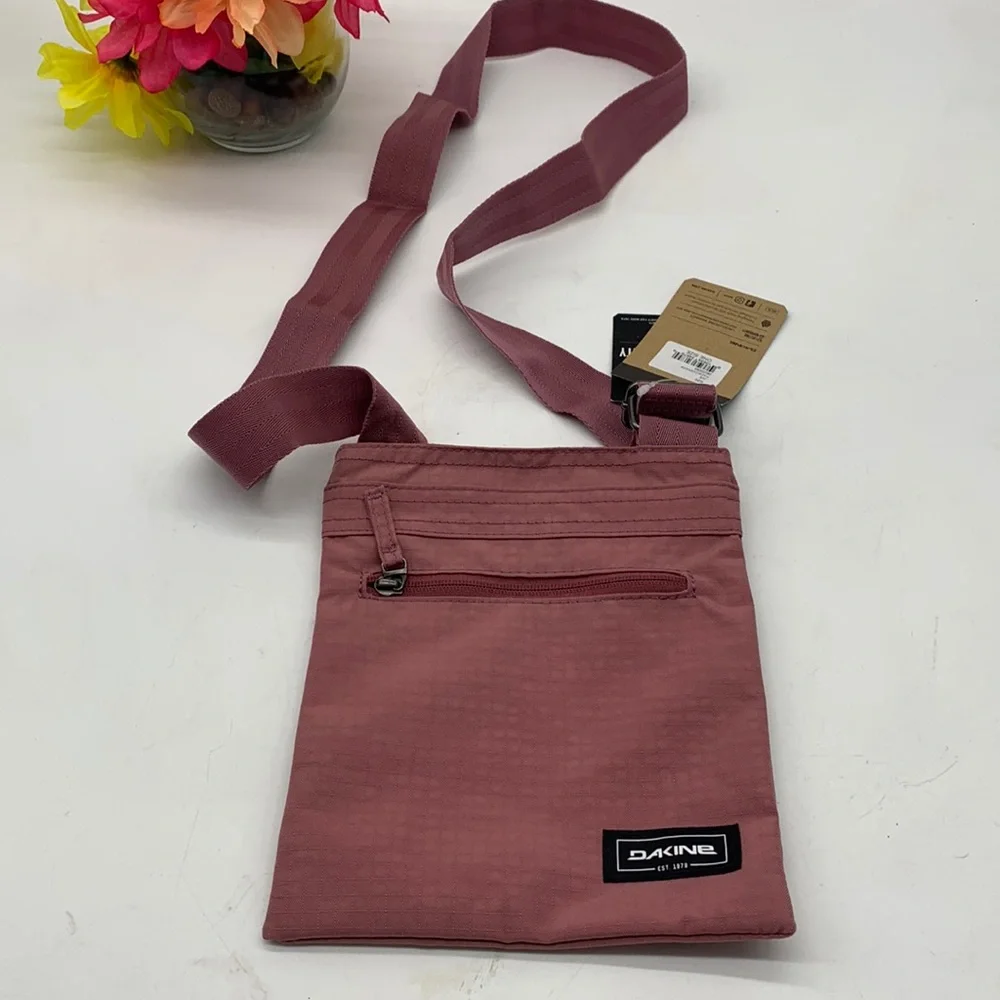 Dakine NWT Rose Blush Mauve Colored Nylon Crossbody Bag NYB4158 - Picture 1 of 9